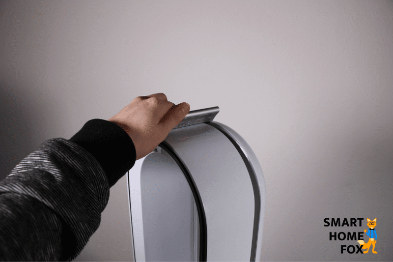 Magnetic attachment of the remote control to the Dyson Pure Hot + Cool HP04 air purifier